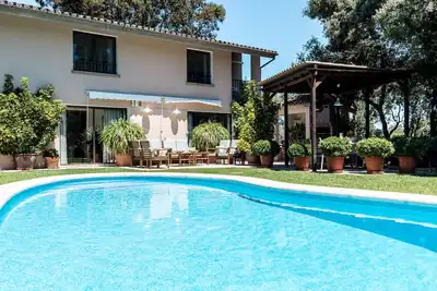 Image de Villa Can Llamas au milieu des pins odorants et de chĂŞnes