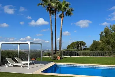 Image de \"La maison\". Superbe villa familiale avec vue panoramique sur la baie de Palma.