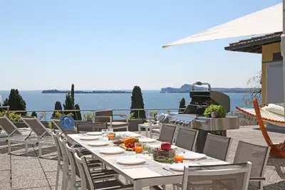 Image de Villa entourée de verdure avec vue splendide sur le lac.