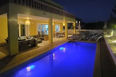 Image de Une luxueuse villa récemment modernisée avec piscine chauffée mètres de la plage