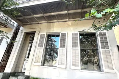 Image de La bibliothèque de la maison de ville sur la rue Magazine