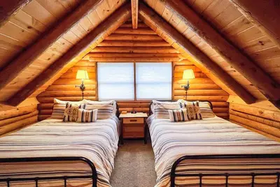 Image de Pins Ă pans de bois! Idyllwild / Pine Cove authentique cabane en rondins avec vue sur la forĂŞt / WiFi