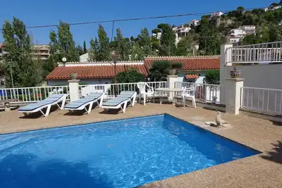 Image de Je villa avec piscine privée, grand jardin, véranda, terrasse et aire de jeux.