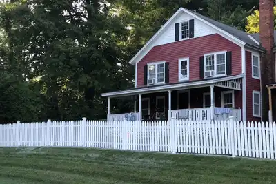 Image de Berkshires Lake House avec quai privé et chefs Kitche