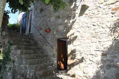 Image de maison de vacances authentique magnifiquement située en pierre naturelle avec petite piscine
