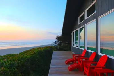 Image de Posh Oceanfront Beach House, vue à 180 °, étapes pour sable, ⭐⭐⭐⭐⭐