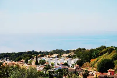 Image de Maison avec piscine comunitaire, jardin privé et vues à la mer