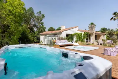 Image de Habitation Homere au milieu d'un jardin avec 2 spas, nage chauffé et spa détente
