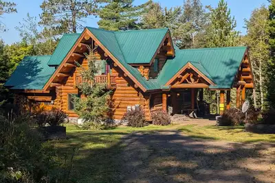 Image de Log Cabin de luxe sur mesure avec piscine intérieure et spa sur le lac Michigamme