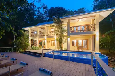 Image de Villa avec piscine privée et vue partielle sur l'océan entourée de forêt tropicale et de cascades