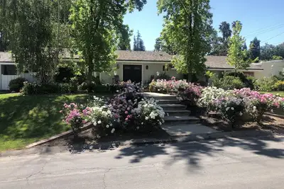 Maison de ranch tentaculaire avec piscine