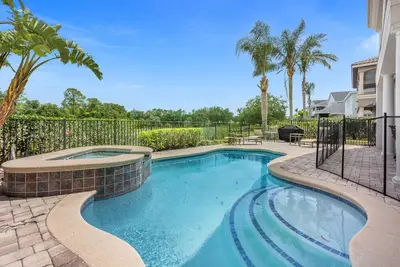 Image de Maison de luxe - Piscine - 6 Miles de Disney - Reunion Resort - Sur le terrain de golf! !