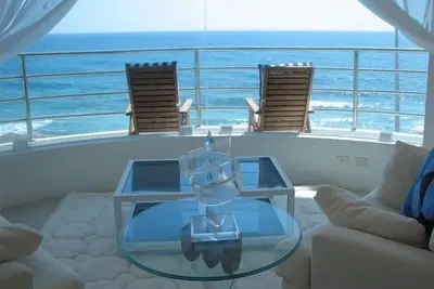 Image de Cool, Dreamy Oceanfront Villa. . . \"Cristal\" célèbre belle