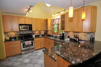 Image de Maison de lac équipée bébé -5 Br & 3 Ba -5 kayaks \/ canoës, terrain de pétanque et salle de jeux