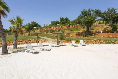 Image de Majestueux domaine au coeur de l'Almancil. Grande piscine et lac avec vue sur la mer