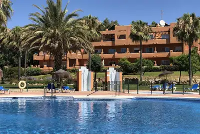 Image de Appartement au bord de la piscine | Rez-de-chaussée avec grand balcon | A / C | WiFi | | Plage 800m