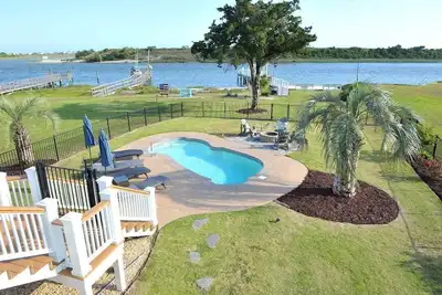 Image de Vues Icw à couper le souffle! Piscine chauffée, ponton privé, bain à remous, foyer, kayaks!