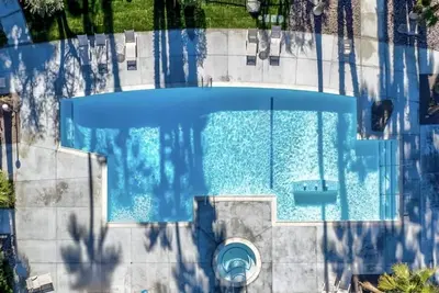 Image de Condo moderne du milieu du siècle magnifiquement restauré avec vue sur la montagne et la piscine