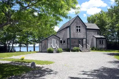 Image de Eggemoggin Reach Oceanfront Maison contemporaine avec amarrage