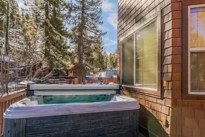 Image de Maison de style de logique moderne près du parc et du lac de Boulder Bay. Hot tub et salle de jeux.