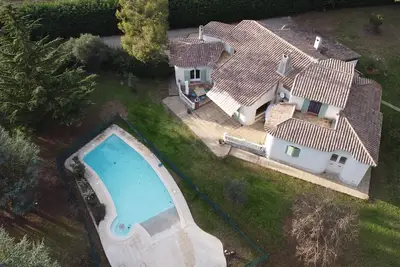 Image de Maison familiales, piscine, 5 chambres avec sb/wc individuels Gd jardin clos