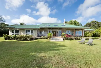 Image de Maison personnalisée de 3 chambres sur un domaine privé luxuriant de 10 acres avec une vue imprenable sur l'océan