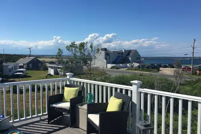 Image de Réveillez-vous et profitez de votre café surplombant Town Neck Beach! ! ! ! !