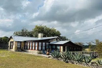 Image de Vintage maison de pierre des années 30 décousu sur énorme bluff rare vue sur la rivière privée / accès!