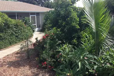 Image de 3/2 Maison, piscine, bain à remous, à environ 5 minutes en voiture de la plage.