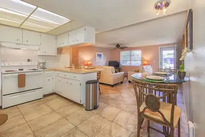 Image de Cute Sandcastle Cottage - Terrasse avec écran - Plage privée - Clôturé