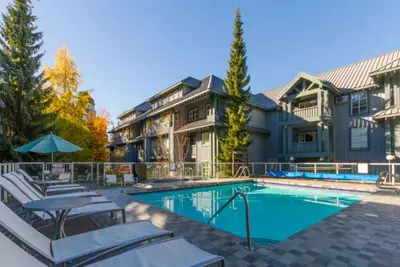 Image de Ski / In -Ski / Out Condo 2 chambres 'Glacier Lodge' dans Upper Village de Whistler.