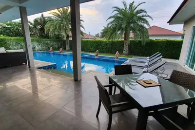 Image de Villa privée de luxe et piscine spa. Avec service Meet & Greet