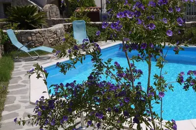 Image de Maison neuve avec piscine privée située à un emplacement idéal. Adaptée pour 6