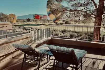 Image de Meubles RÉNOVÉS & Neufs - Lit King - Terrain De Golf Et Vues Sur La Montagne