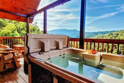 Image de Cabine personnalisée nouvellement construite avec vue imprenable! Deux King Suites, bain à remous, WiFi, Grill