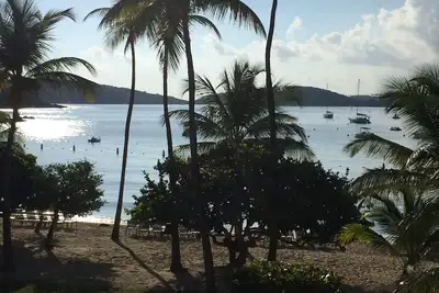 Image de Meilleur Beach Front Condo - 30 pieds de la plage de Cowpet Bay - Un emplacement 5 étoiles!