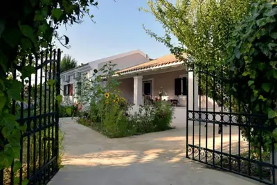 Image de Maison plate pour les familles et les animaux domestiques, facilement accessible, avec champ de cultures biologiques