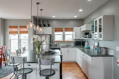 Au cœur de la plage de Nye! Ocean View, 800 Sf Master, Secret Game Room, Spa et plus