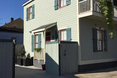 Image de Maison de luxe avec parking fermé dans le Marigny, entre le quartier français et Bywate
