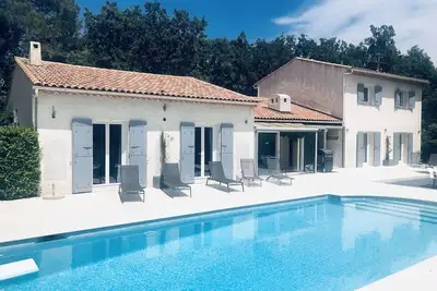 Image de Belle villa, Grand Sud privé face à la piscine et les jardins,