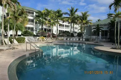 Image de Condo spacieux, piscine chauffée, bain à remous, salle de travail, WiFi gratuit et ascenseur
