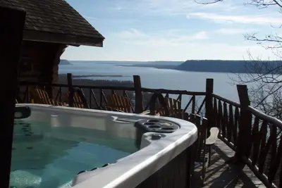 40 Acre Retreat boisée surplombant le lac Pepin avec Lakefront