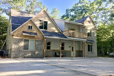 Image de Nouvelle maison. Excellent emplacement en face du Ymca. Peut accueillir de Grands groupes