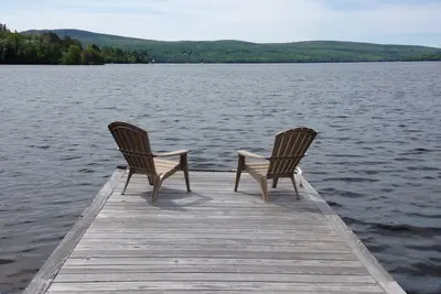 Image de Lakefront: Grand appartement d'une chambre récemment rénové. Summers seulement.