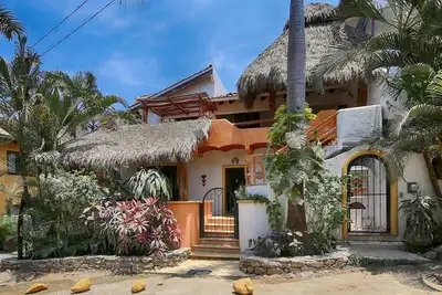 Image de Bel appartement w. piscine et jardin, 1 blk. de la plage et du centre ville.