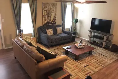 Image de Bmt @ The Modern Farmhouse, près de Seaworld Lackland