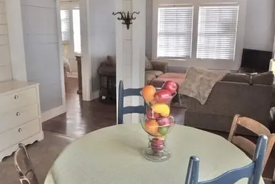 Image de SweetChick Farmhouse, sensation de pays avec la proximité de la ville.