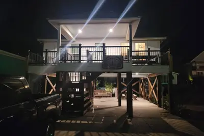 Image de Récemment rénové, 5 min à pied de la plage, 2 pâtés de maisons de Hangout, piscine privée
