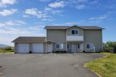 Image de Magnifique emplacement et des vues avec une courte promenade de la plage.