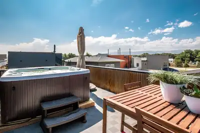 Image de Modern and Bright Guesthouse: le centre-ville. Brasseries. Vue sur les montagnes.